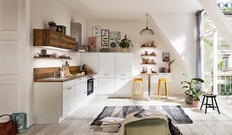 Wenig Platz ideal genutzt! Bei einem begrenzten Wohnraum ist eine kreative Planung ausschlaggebend. Die alpinweiße Farbe der SPEED 244-Küche lässt den Raum noch größer wirken. Ein praktischer Ansetztisch bietet Arbeits- und Essbereich und nutzt den vorhandenen Platz bestmöglich. Wenig Platz ideal genutzt! Bei einem begrenzten Wohnraum ist eine kreative Planung ausschlaggebend. Die alpinweiße Farbe der SPEED 244-Küche lässt den Raum noch größer wirken. Ein praktischer Ansetztisch bietet Arbeits- und Essbereich und nutzt den vorhandenen Platz bestmöglich.